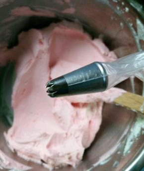 奶油调上自己喜欢的颜色，用中号八齿星花嘴