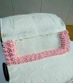 先把所有的窗户留着，用奶油挤在上面，要裱的近一点，每个星星都要挨着