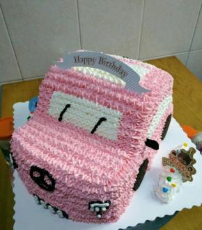 好了之后用甘纳许画上车标和车灯什么的，最后插上自己喜欢的插排，装上后视镜就大功告成啦