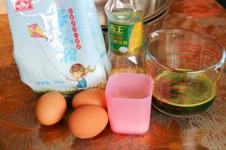 准备好所用原料，面粉过筛，菠菜汁用料理机打成汁。