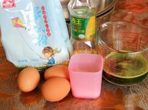 准备好所用原料，面粉过筛，菠菜汁用料理机打成汁。