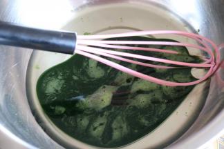 蛋黄糊干净无水分盆里，倒入玉米油、菠菜汁手动打蛋器搅拌均匀。