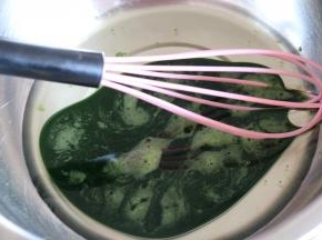 蛋黄糊干净无水分盆里，倒入玉米油、菠菜汁手动打蛋器搅拌均匀。