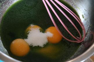 加入分离的蛋黄，和细砂糖（10克）用手动打蛋器搅拌均匀。