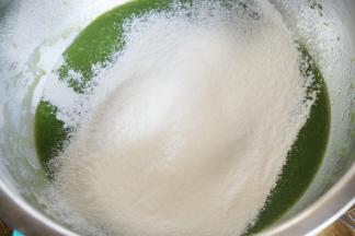 加入过筛低粉，用手动的打蛋器划之字搅拌均匀