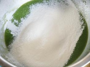 加入过筛低粉，用手动的打蛋器划之字搅拌均匀