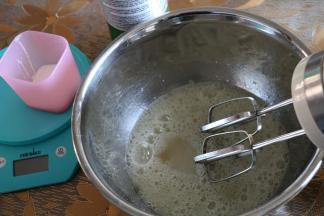 蛋白糊，干净无水无油的盆里还如分离的蛋清，用电动打蛋器打至鱼眼状加入柠檬汁，细砂糖（30克分三次加入，每次十克）。