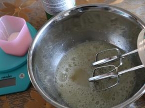 蛋白糊，干净无水无油的盆里还如分离的蛋清，用电动打蛋器打至鱼眼状加入柠檬汁，细砂糖（30克分三次加入，每次十克）。