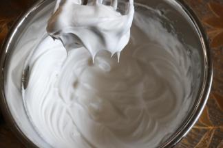 打至硬性气泡，提起打蛋头有小直角即可。