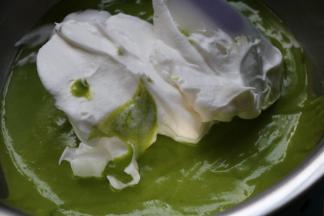 取三分之一蛋白糊加入蛋黄糊盆里，用刮刀翻拌均匀，再加下一次，分三次加入，完全混合。