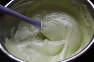 混合好的蛋糕糊细腻，光滑。