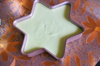 倒入模具里，轻震两下，震出面糊里的大气泡。