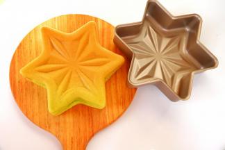 放入烤箱（普通烤箱请提前预热150度）底层，150度，烘烤48分钟左右出炉，出炉轻震，放至冷却架倒扣即可脱模。