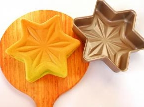 放入烤箱（普通烤箱请提前预热150度）底层，150度，烘烤48分钟左右出炉，出炉轻震，放至冷却架倒扣即可脱模。