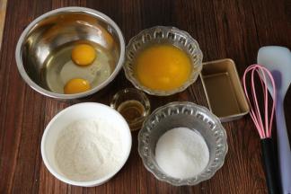 1准备好所有的原料，黄油隔热水融化，低粉和泡打粉混合过筛。