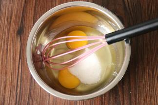 鸡蛋里加入细砂糖，用手动打蛋器打匀。打至细砂糖融化，蛋液稍微浓稠。