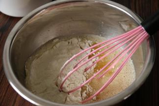 把过筛的低粉和泡打粉，加入混合的蛋液里。