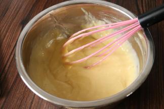 用手动打蛋器搅拌至无干粉即可。