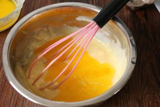 把融化的黄油，加入到面糊里。