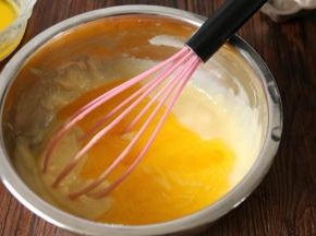 把融化的黄油，加入到面糊里。