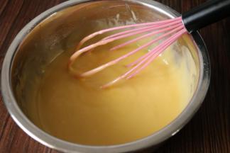 用手动打蛋器搅拌均匀。