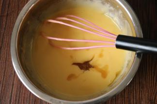 然后加入蜂蜜，搅拌均匀。