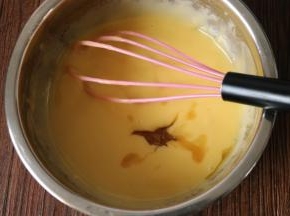 然后加入蜂蜜，搅拌均匀。