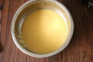 用保鲜膜覆盖，冷藏半小时。