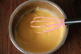 半小时后取出面糊，用打蛋器搅匀。