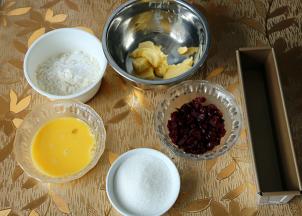 1准备好所有原料，泡打粉和低粉混合后一起过筛，黄油软化。