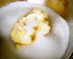 2软化的黄油加入细砂糖，用刮刀拌匀。