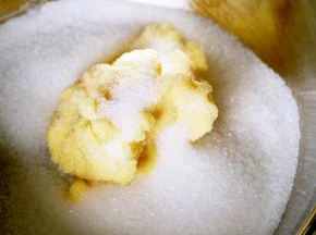2软化的黄油加入细砂糖，用刮刀拌匀。
