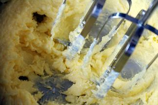 3用电动打蛋器打发至体积膨大，颜色变浅。