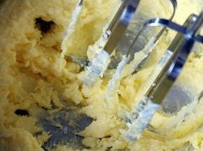 3用电动打蛋器打发至体积膨大，颜色变浅。