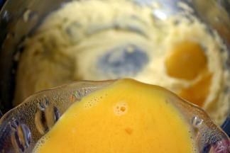 4分三次加入蛋液，每次完全吸收后再加下一次。