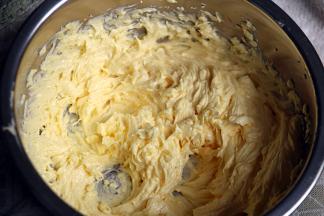 5用刮刀刮下盆边的直至完全融入。