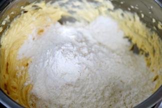 6加入过筛的低粉，用刮刀翻拌均匀，至无干粉，无颗粒.