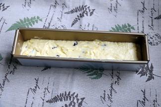 9倒入模具，抹平表面。