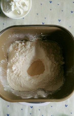 除奶酪以外的所有材料扔进面包桶里，鸡蛋，牛奶先倒进去，依次放盐，糖，面粉，酵母，盐和糖要分开