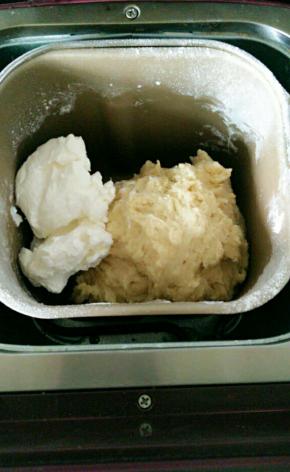 面粉成团的时候放进奶酪，继续揉面