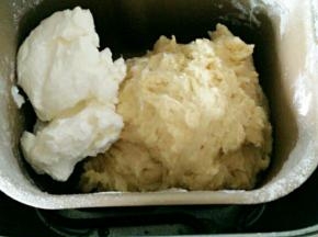面粉成团的时候放进奶酪，继续揉面