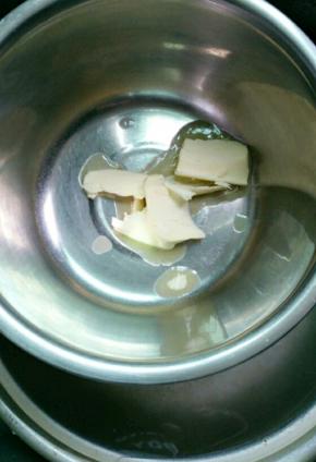 趁着揉面的空挡来做椰蓉馅儿，黄油25克隔热水液化
