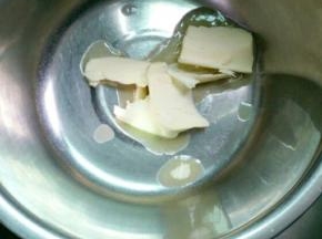 趁着揉面的空挡来做椰蓉馅儿，黄油25克隔热水液化