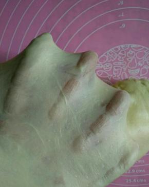 面包机大概揉面功能两次就可以了，用手撑开有薄膜