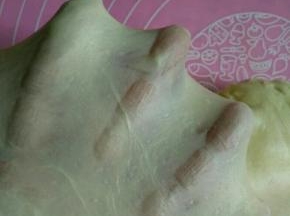 面包机大概揉面功能两次就可以了，用手撑开有薄膜