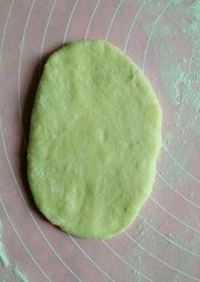 取一个面团，擀面杖擀成牛舌状