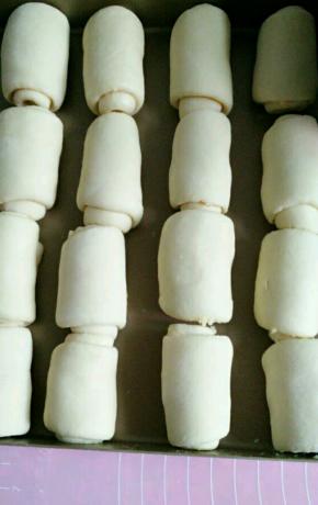 收口处朝下摆在不沾金盘里