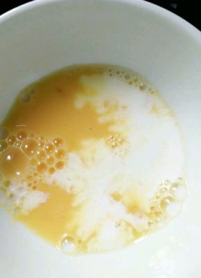 准备刷蛋液，这是之前椰蓉馅儿剩下的蛋液，兑了点牛奶搅拌均匀