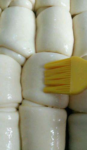 用刷子轻轻的刷上一层蛋液，一定要轻轻的