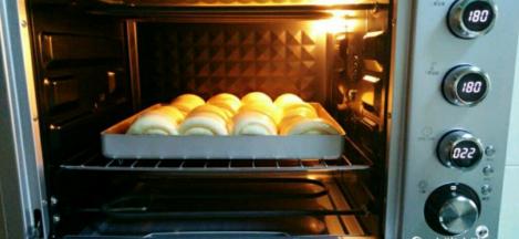 放进提前预热好的烤箱中下层，180度上下火烤20分钟的样子